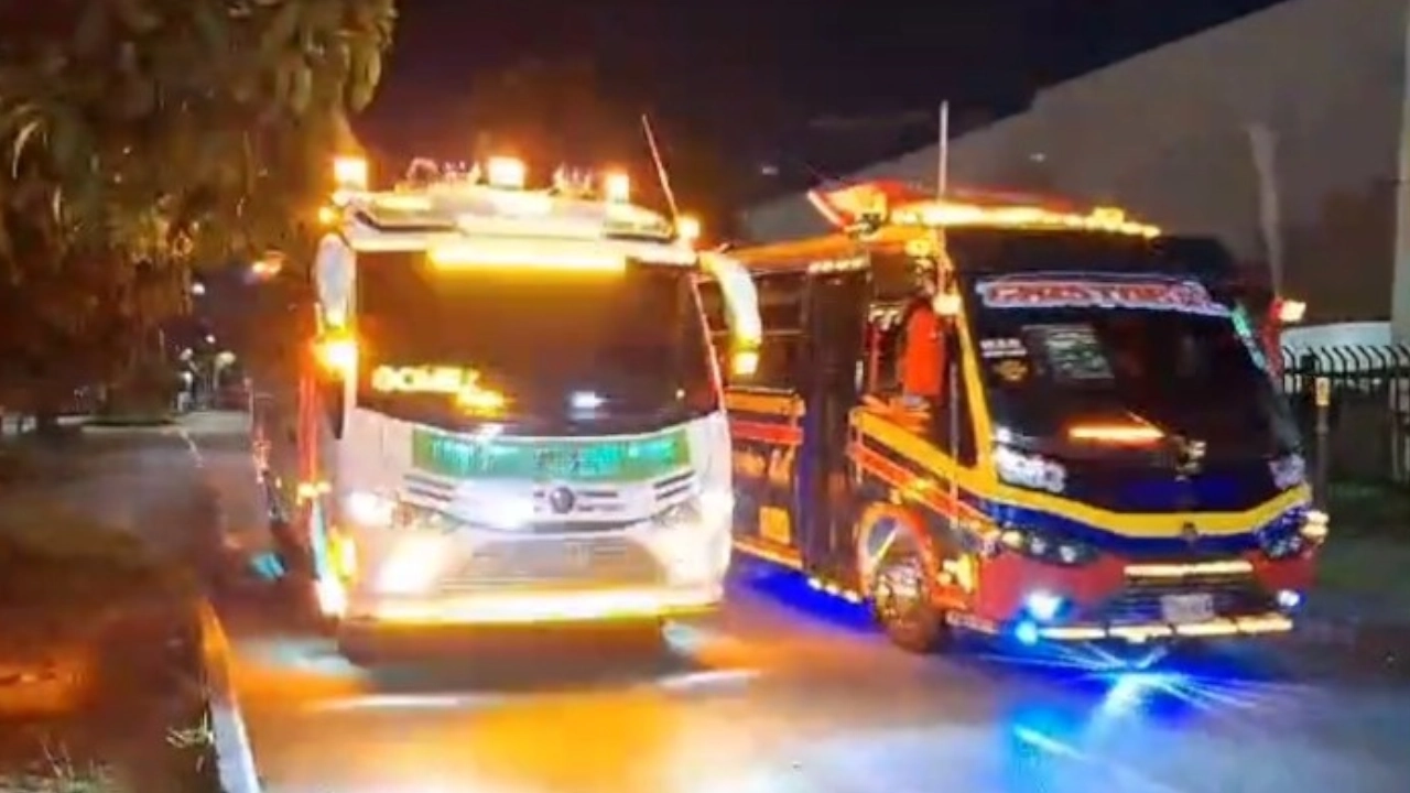 ¡A las carreras! Dos buses fueron grabados apostando carreras en Medellín