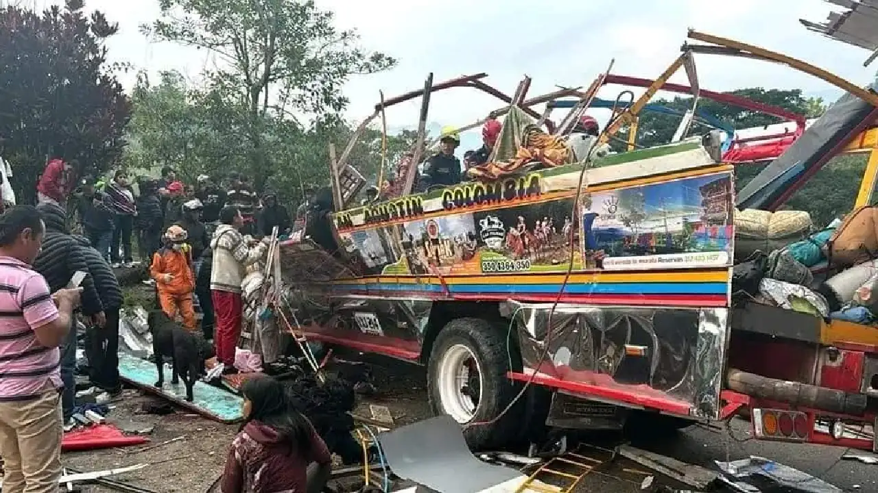 ¡Tragedia! Accidente de un bus escalera dejó 7 muertos, entre ellos 2 menores de edad y 25 heridos en el Huila chiva-sinfrenos-huila-accidente