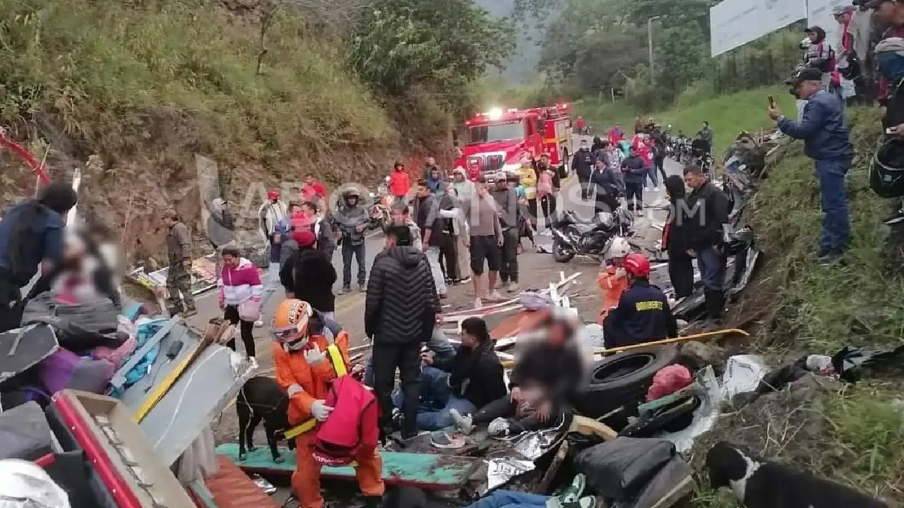 ¡Tragedia! Accidente de un bus escalera dejó 7 muertos, entre ellos 2 menores de edad y 25 heridos en el Huila 1 chiva-sinfrenos-huila-tragedia-muertos1