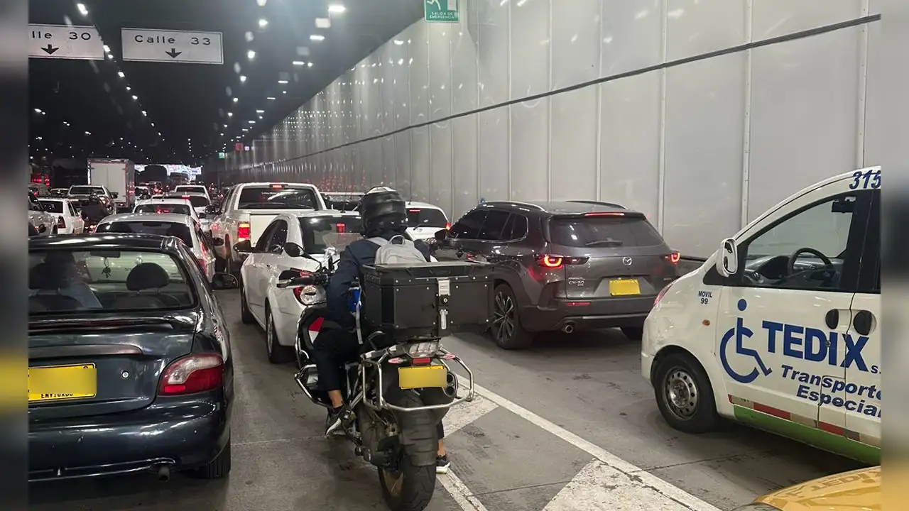 ¡Atención! Se presenta cierre intermitente en la Autopista Sur, a la altura del Puente Guayaquil, por movilización 1 cierre-via-paro(2)