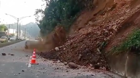 Video| Se registra deslizamiento de tierra en la variante Caldas: ya hay trabajadores en la vía deslizamiento