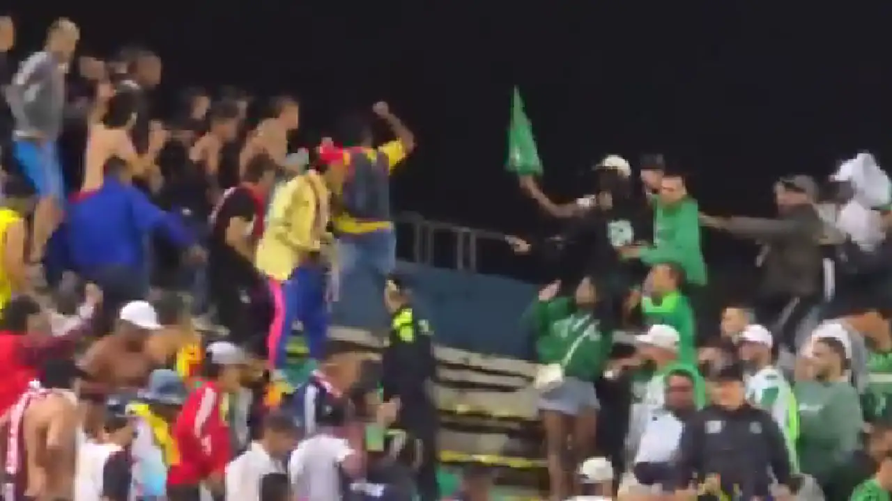 “El partido se terminó”, Dimayor, tras la batalla campal entre hinchas de Atlético Nacional y Junior partido-nacional-junior-cancelado