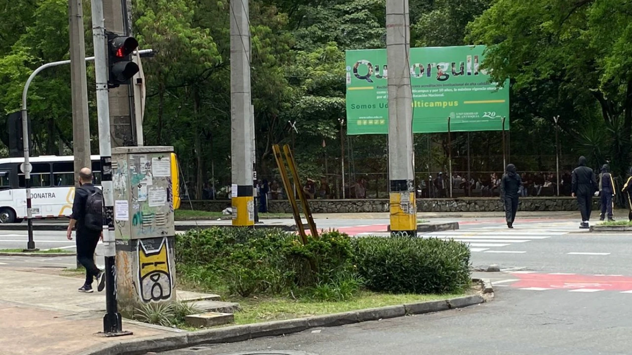 Encapuchados y detonaciones en la UdeA tienen cerrada la Institución y la calle Barranquilla 1 disturbio2
