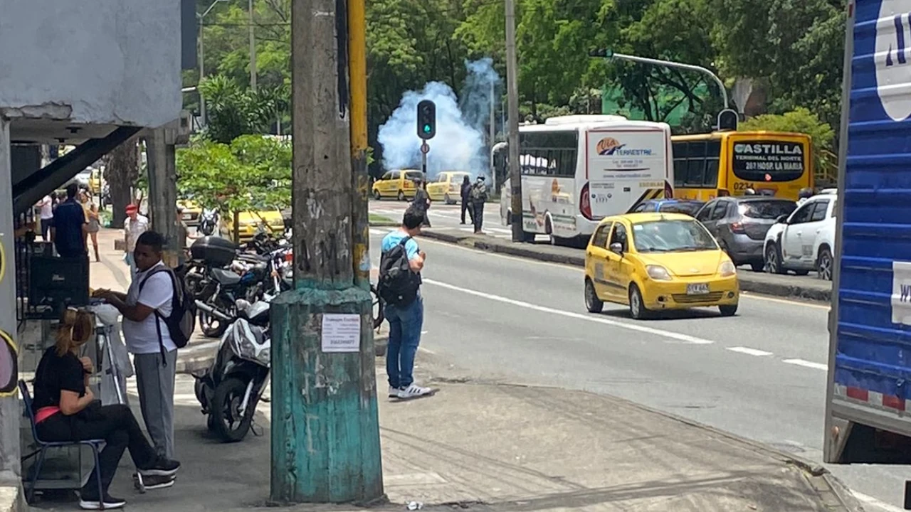 Encapuchados y detonaciones en la UdeA tienen cerrada la Institución y la calle Barranquilla 2 disturbio3