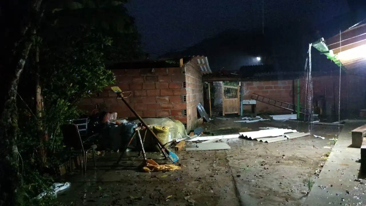 Emergencia en Argelia, Antioquia, cerca de 250 casas se quedaron sin techo tras fuerte vendaval 4 emergencia-municipio-argelia-vendaval