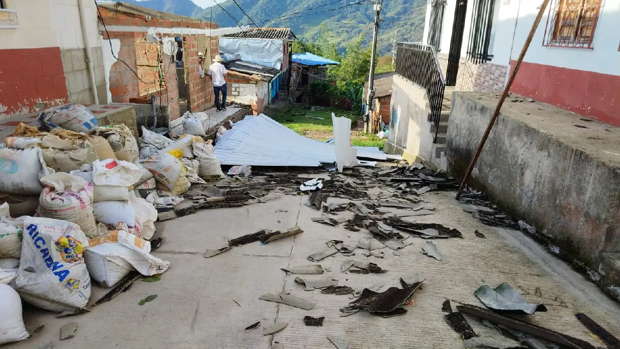 Emergencia en Argelia, Antioquia, cerca de 250 casas se quedaron sin techo tras fuerte vendaval 2 emergencia-municipio-argelia-vendaval3