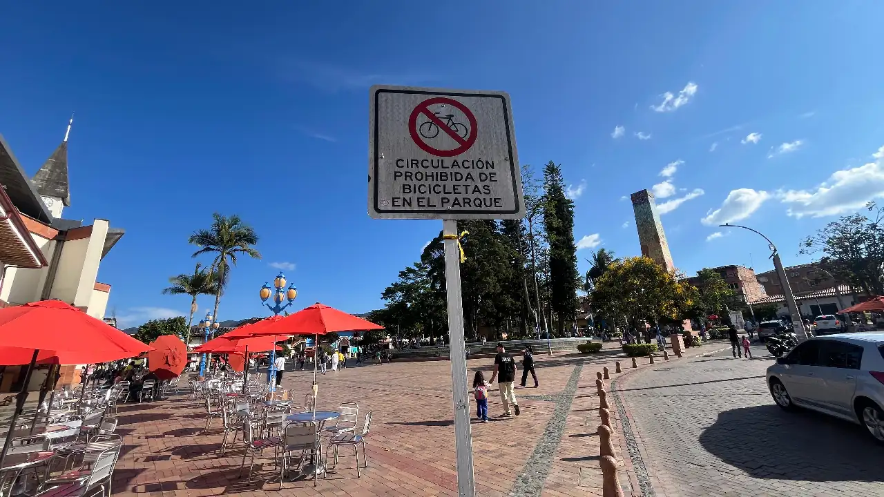 En el Carmen de Viboral multan con 5 millones a quien transite en bicicleta por lugares peatonales multas bicicletas transito parque carmenviboral