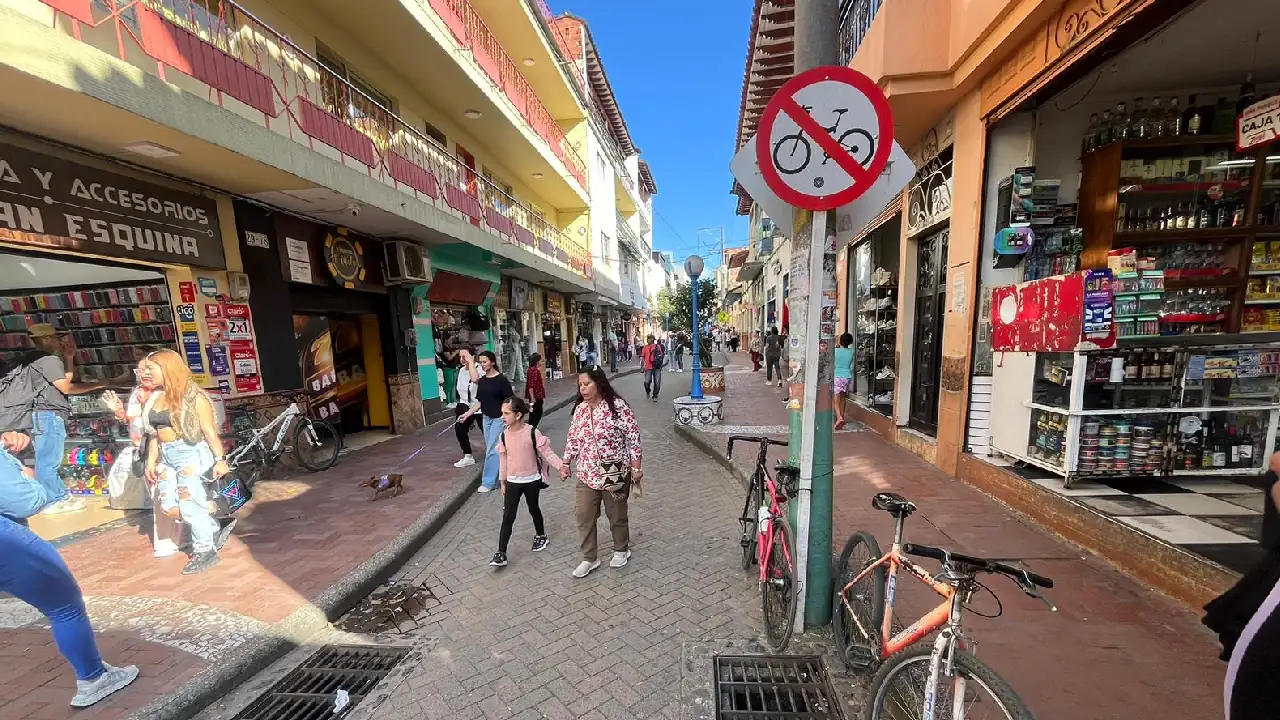 En el Carmen de Viboral multan con 5 millones a quien transite en bicicleta por lugares peatonales 1 multas-bicicletas-transito-parque-carmenviboral1
