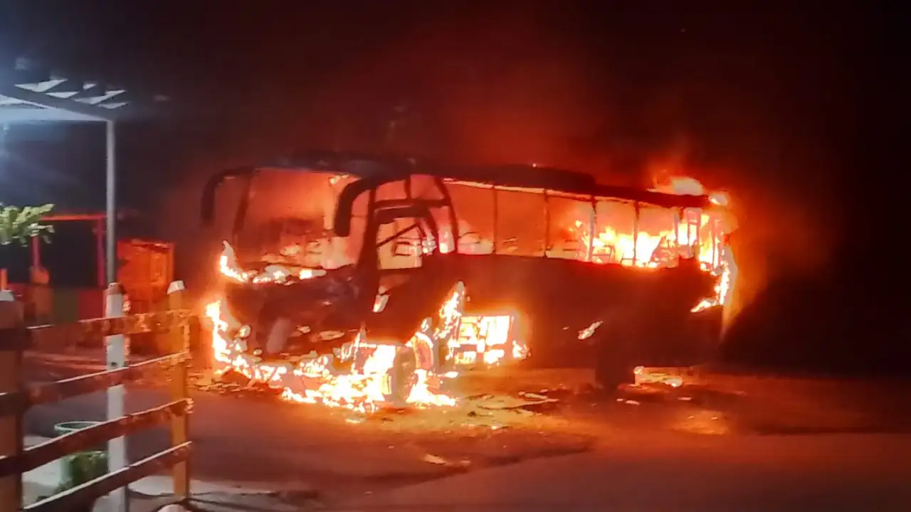 quema-bus-vía-medellinquibdo-hombres-armados1