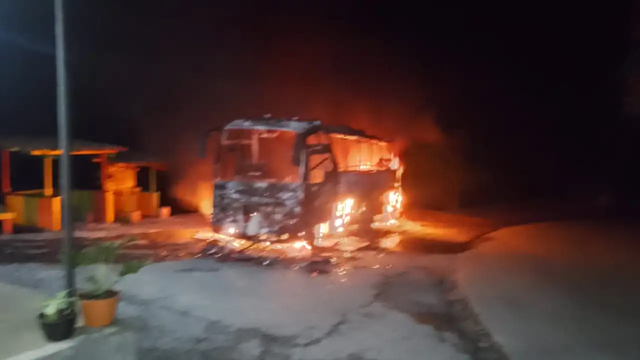 quema-bus-vía-medellinquibdo-hombres-armados2