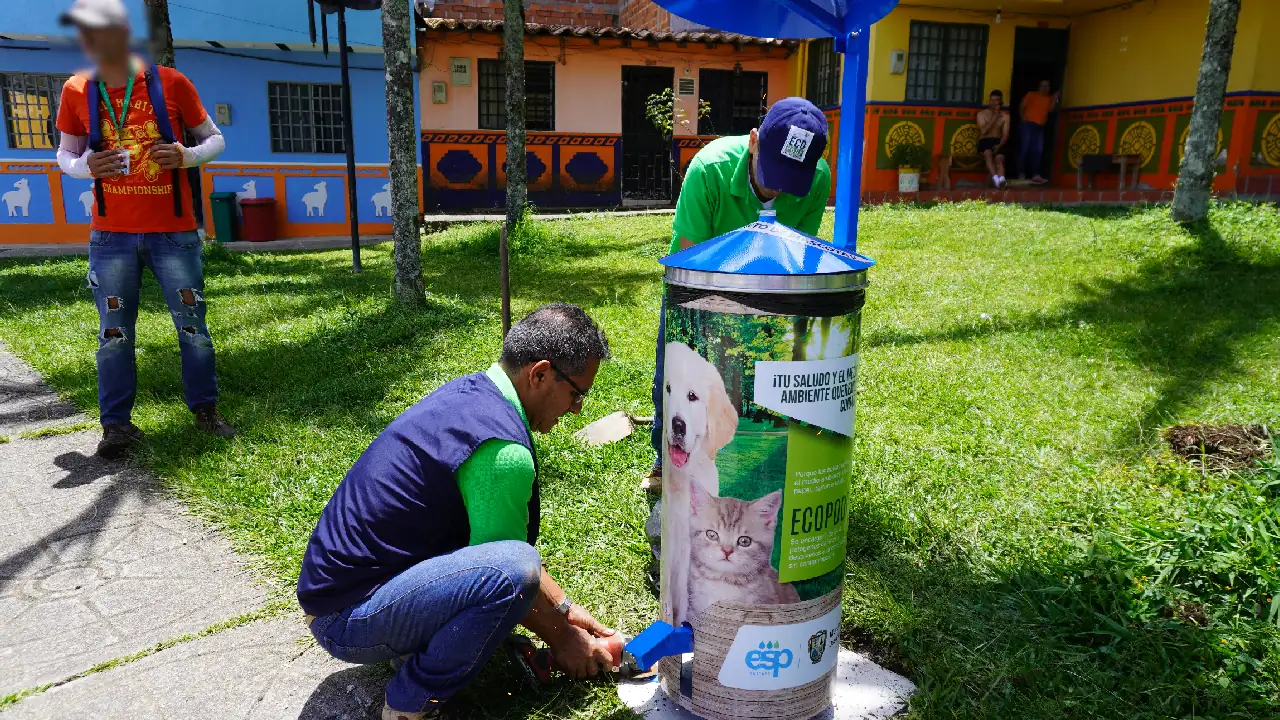 ¡Novedoso! En Guatapé instalaron sistemas de recolección de excrementos de mascotas que descompone las heces 1 sistema-recoleecion-heces-mascotas-guatape