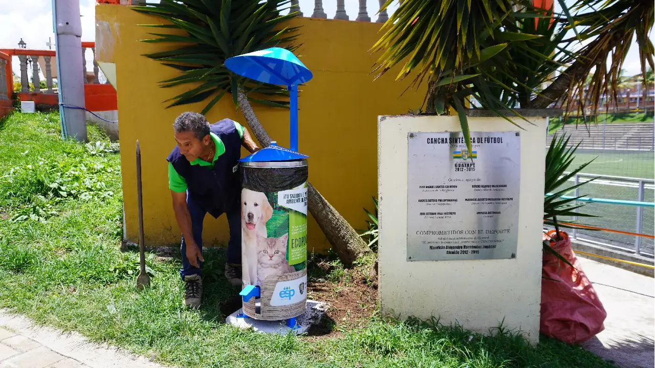 ¡Novedoso! En Guatapé instalaron sistemas de recolección de excrementos de mascotas que descompone las heces 3 sistema-recoleecion-heces-mascotas-guatape2