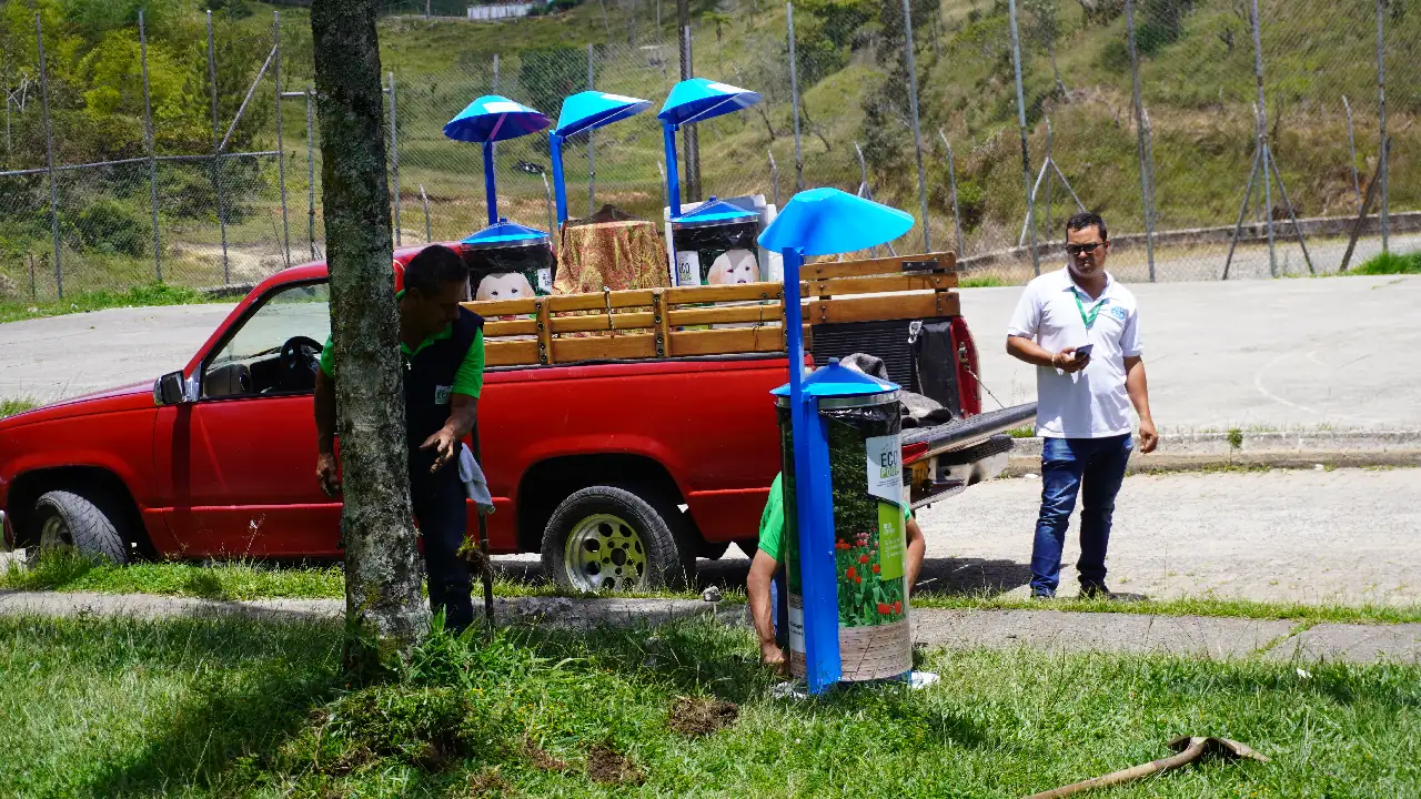 ¡Novedoso! En Guatapé instalaron sistemas de recolección de excrementos de mascotas que descompone las heces 2 sistema-recoleecion-heces-mascotas-guatape3