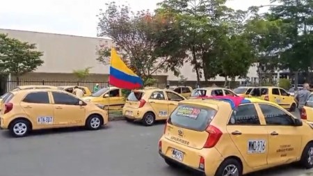 ¡Tarde, pero salieron! Taxistas iniciaron concentración en Medellín