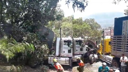 Video| «Se salió una tractomula del carríl»: accidente cerca a la estación Tricentenario, la vía está cerrada tractomula1