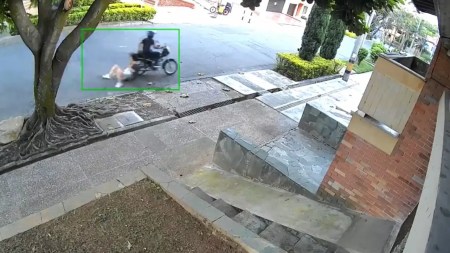 ¡El colmo! En Medellín, un ladrón arrastra a una mujer por una cuadra, ella no se dejó quitar el bolso