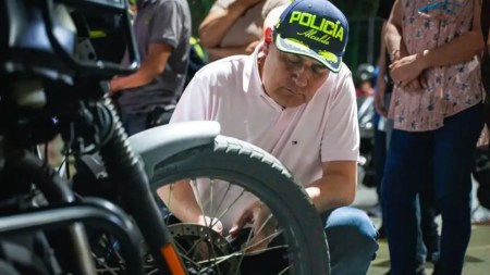 Alcaldía de Envigado entrega candados con alarma a motociclistas en campaña contra el hurto