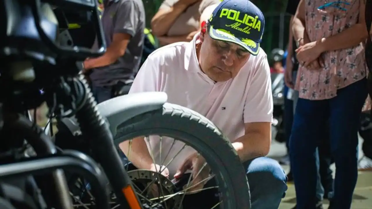 Alcaldía de Envigado entrega candados con alarma a motociclistas en campaña contra el hurto 3 Alcaldía de Envigado entrega candados con alarma a motociclistas en campaña contra el hurto
