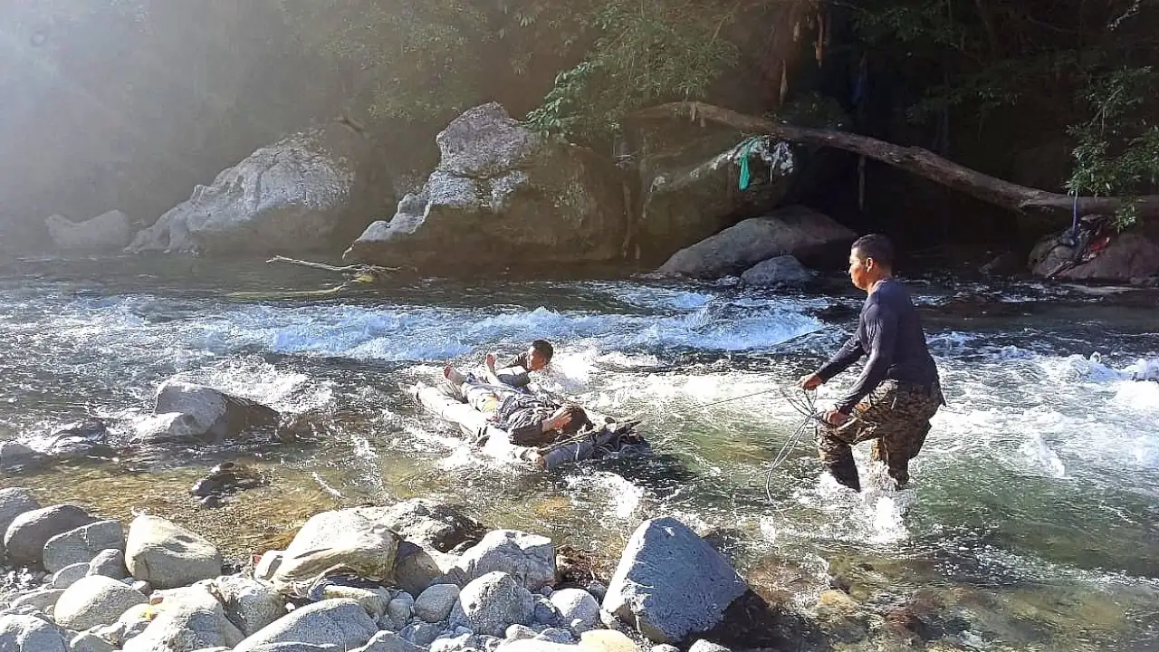 Menor venezolana caminó sola por horas en la selva del Darién para buscar ayuda para su madre que se fracturó
