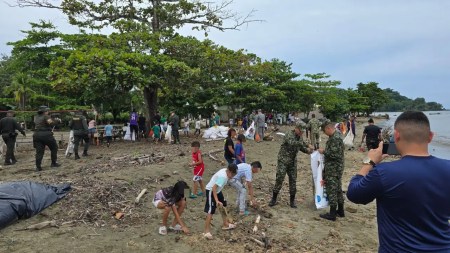 Soldados lideraron recolección de dos toneladas de residuos en una playa