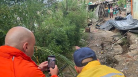 16 viviendas de dos barrios Medellín fueron evacuadas tras deslizamientos de tierra