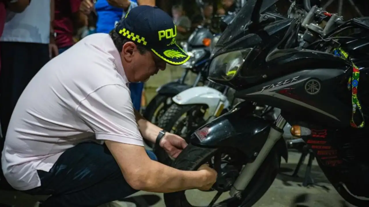 Alcaldía de Envigado entrega candados con alarma a motociclistas en campaña contra el hurto 2 Alcaldía de Envigado entrega candados con alarma a motociclistas en campaña contra el hurto