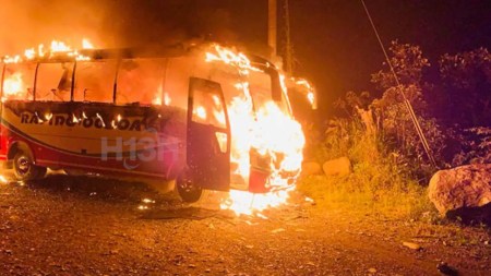 Bus que cubría la ruta Medellín-Quibdó fue incendiado, al parecer, por el ELN