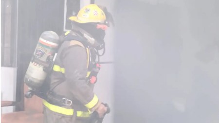 Reportan incendio en una casa en Envigado donde funcionaba un emprendimiento de confecciones