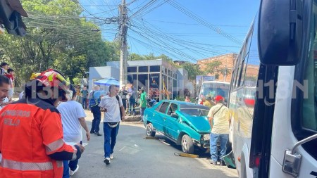 Accidente en Bello deja tres personas lesionadas tras choque entre bus y vehículo particular Accidente en Bello deja tres personas lesionadas tras choque entre bus y vehículo particular