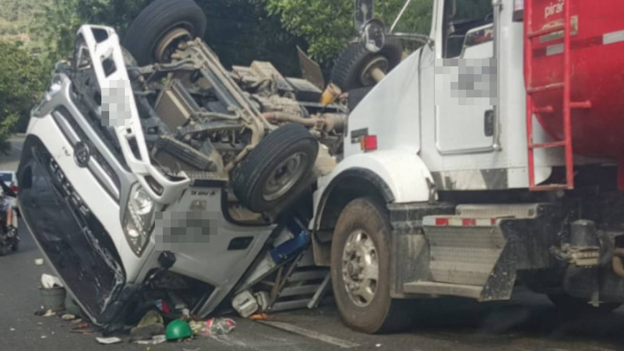 Dos siniestros viales tienen colapsada la autopista Norte; en uno de los hechos, una persona perdió la vida