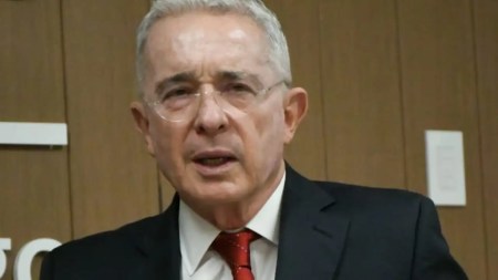 Defensa del expresidente Álvaro Uribe radicó tutela pidiendo libertad condicional mientras se resuelve la apelación Audiencia contra Álvaro Uribe: Jueza rechaza nueva solicitud de aplazamiento