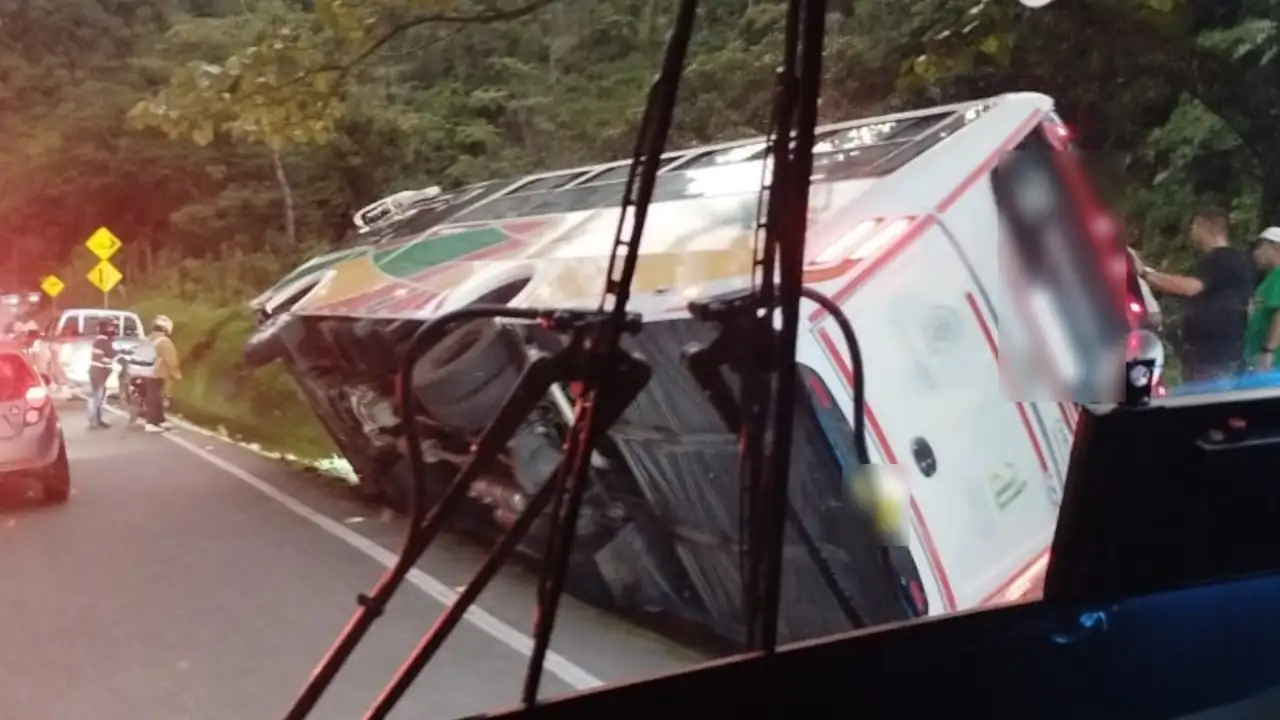 Bus universitario de Nariño con 21 ocupantes se vuelca en el Suroeste antioqueño