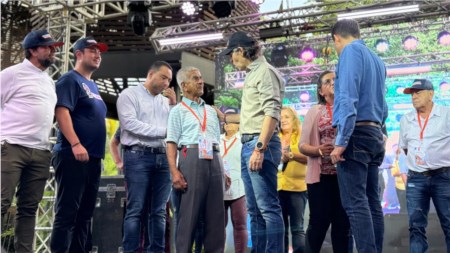 La alcaldía dio reconocimiento a 11 venteros de Medellín por su compromiso con el espacio público