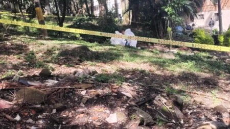 ¡Terrible! En un parque de Medellín, y a plena luz del día, le dispararon a un hombre en la cabeza En un parque de Medellín, y a plena luz del día, le dispararon a un hombre en la cabeza
