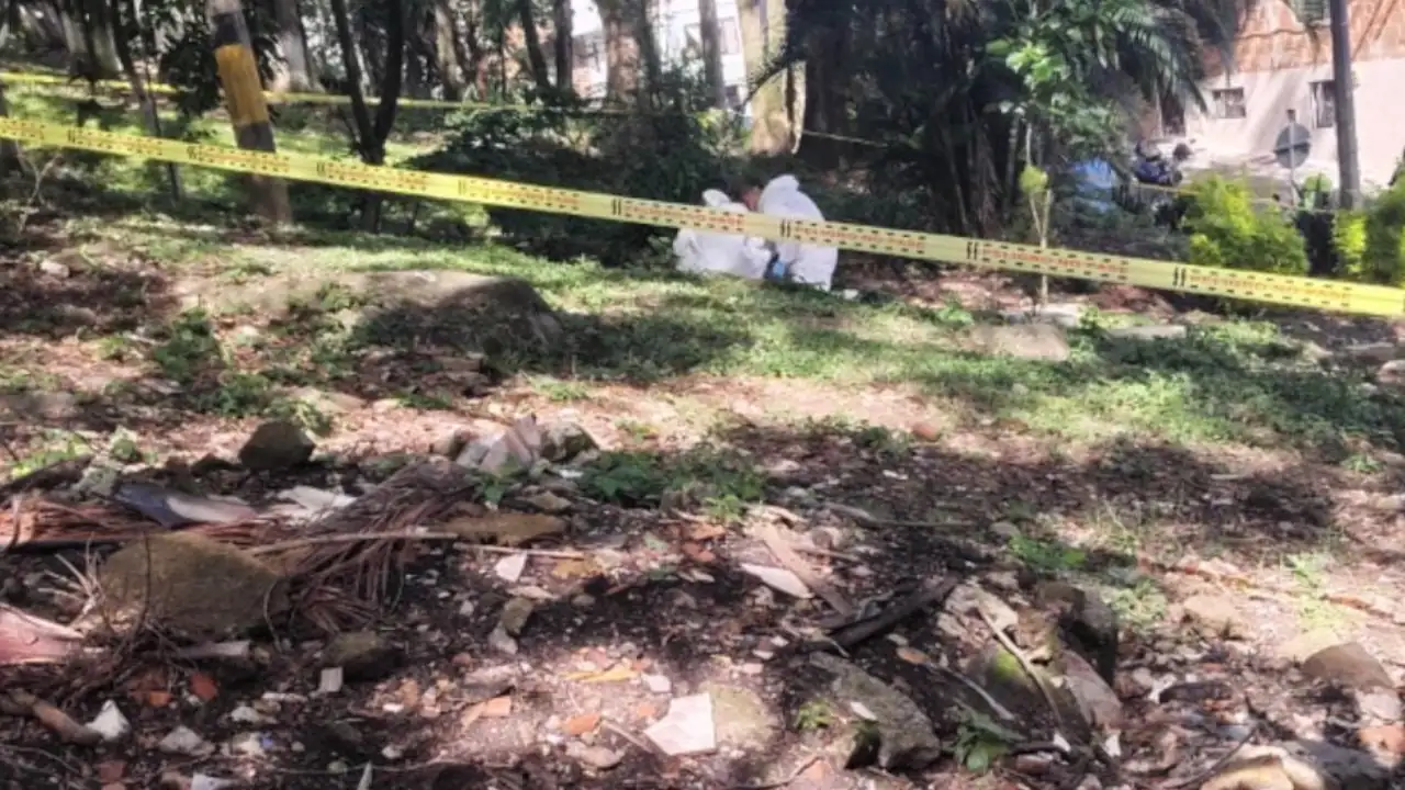 En un parque de Medellín, y a plena luz del día, le dispararon a un hombre en la cabeza