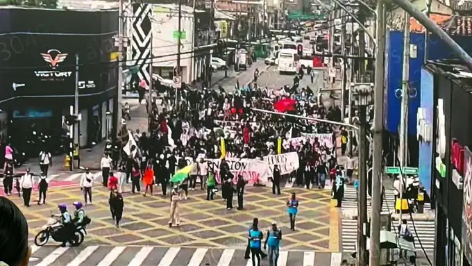 Estudiantes universitarios realizan marcha en Medellín