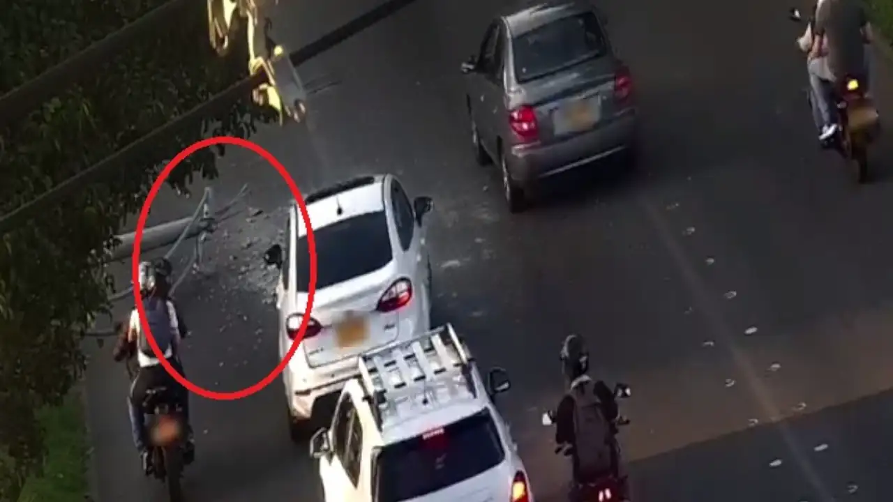 Poste cae tras accidente en la Avenida Regional, hay paso lento