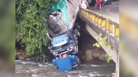 Tractomula se precipitó a un río en el Suroeste antioqueño Tractomula se precipitó a un río en el Suroeste antioqueño