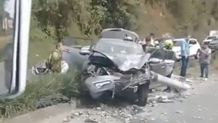 Tres carros chocaron en Las Palmas, uno de ellos colisionó con un poste; hay lesionados