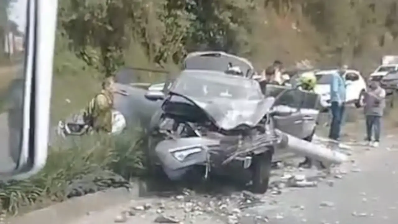 Tres carros chocaron en Las Palmas, uno de ellos colisionó con un poste; hay lesionados Tres carros chocaron en Las Palmas, uno de ellos colisionó con un poste; hay lesionados