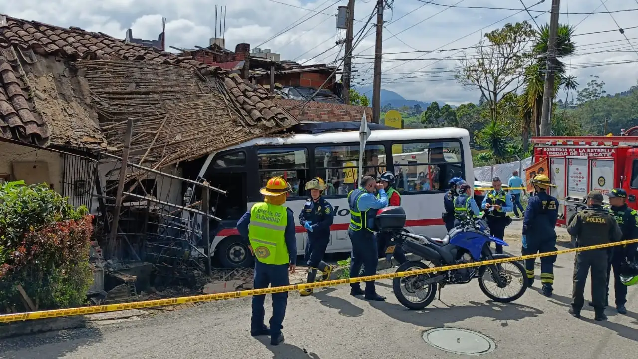 Fotos | ¡Atención! Bus de servicio público colisionó contra una vivienda y una farmacia en La Estrella bus-publico-choca-varias-casas-laestrella