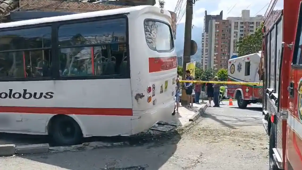 Fotos | ¡Atención! Bus de servicio público colisionó contra una vivienda y una farmacia en La Estrella 2 bus-publico-choca-varias-casas-laestrella2