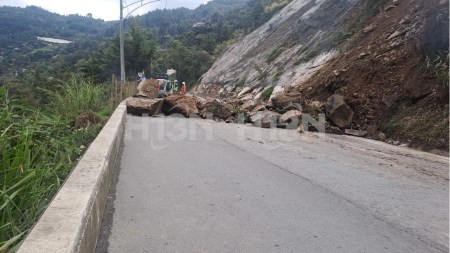 Reportan cierre en la vía a Santa Elena por derrumbe