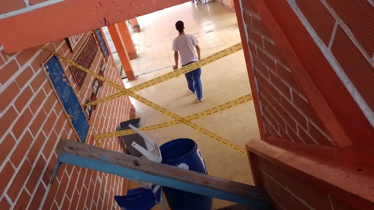 “Un daño más y nos vamos”: estudiantes de Argelia ante deterioro en la infraestructura educativa 1 escuela-argelia-mala-infraestructura-protesta1