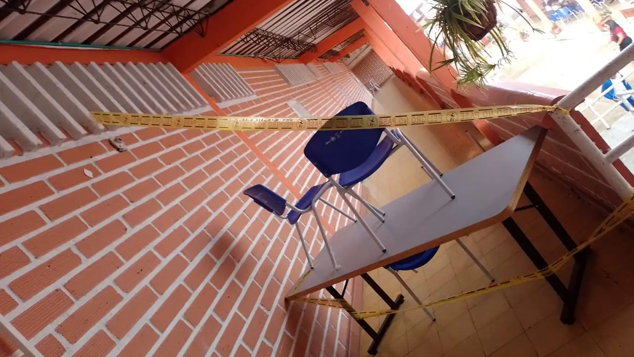 “Un daño más y nos vamos”: estudiantes de Argelia ante deterioro en la infraestructura educativa 3 escuela-argelia-mala-infraestructura-protesta3