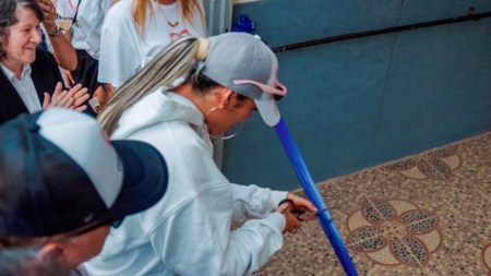 Karol G sorprendió a niños y niñas del colegio Arenys de Mar con su fundación Con Cora