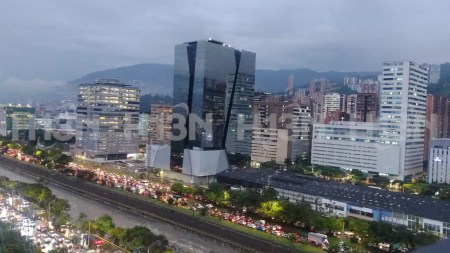 lluvias-ciudad-medellin-taco-rio-carros