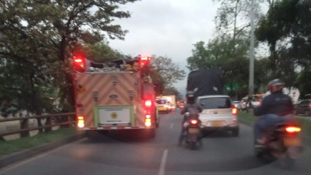 ¡Urgente! Autoridades buscan motociclista que habría caído al Río Medellín en un posible accidente de tránsito motociclista-desaparecido-medellin-rio-medellin