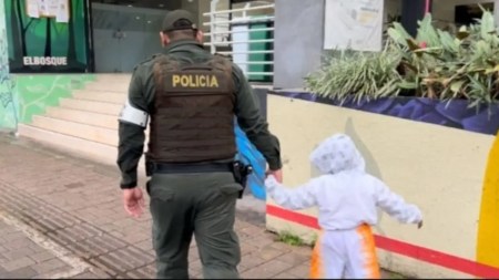 En Medellín, un policía sube por escaleras hasta una ventana para rescatar a un niño de 5 años encerrado En Medellín, un policía sube por escaleras hasta una ventana para rescatar a un niño de 5 años encerrado