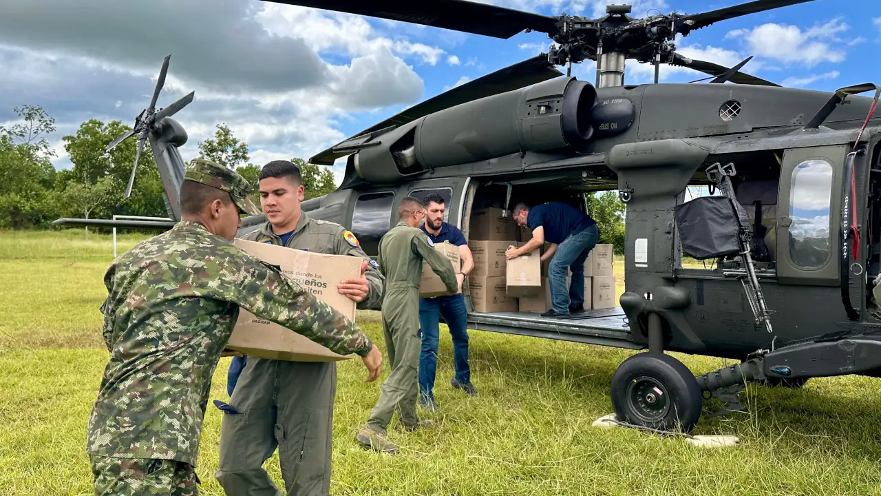 Fuerza Aeroespacial Colombiana lleva ayudas familias damnificadas tras la erupción del volcán en Urabá